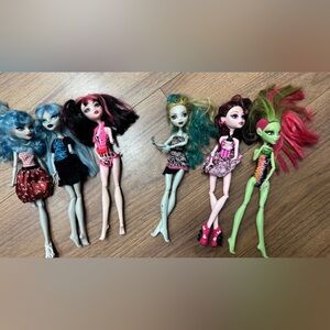 Monster High Dolls Set 3 are fine, adding another three for extra outfits.c pics